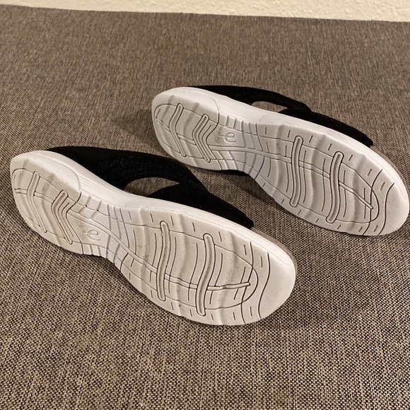 Easy Spirit. Comfortable Sandals, Size 8 - Picture 3 of 7